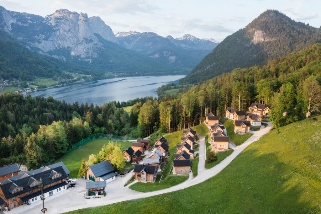 Dorf Eibenwald mit Grundlsee – (c)Narzissendorf Zloam